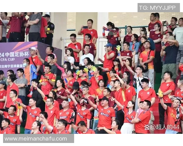 足球明星温暖瞬间抱起球迷感动全场视频引发热议