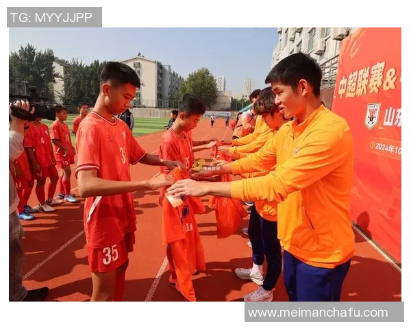 与足球明星亲密合影记录我的足球梦想与激情瞬间