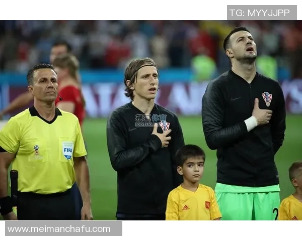 足球明星展现自信姿态双手交叉的魅力瞬间尽显风采与个性 足球明星展现自信姿态双手交叉的魅力瞬间尽显风采与个性